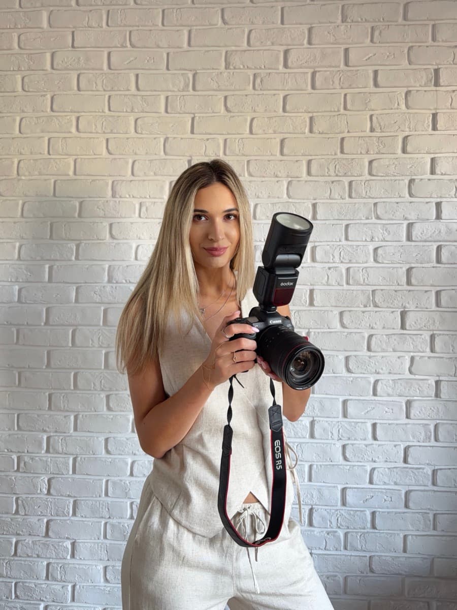 Alexia Encica, fondator Digital Elegance, cu aparatul foto